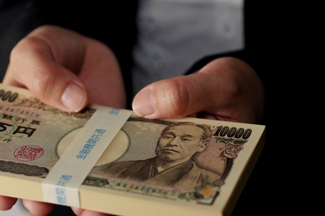 闇金業者に大金を渡してしまう。宝塚市の闇金被害の相談は弁護士や司法書士に無料でできます